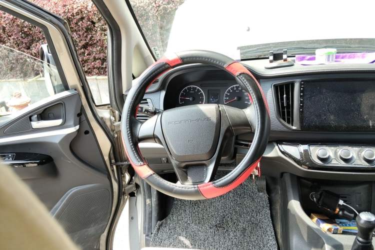 Used FORTHING Lingzhi 2023 M5L 1.6L Base Model 5 Seats Steering Wheel