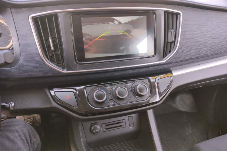 Used FORTHING Lingzhi 2023 M5L 1.6L Comfort 9-Seater Audio And AC Panel