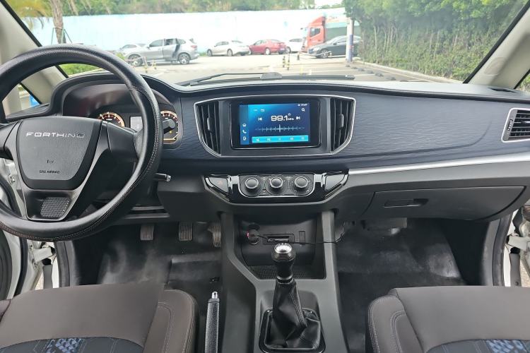 Used FORTHING Lingzhi 2023 M5L 1.6L Comfort 9-Seater Audio And AC Panel