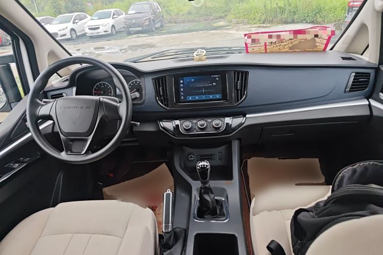 Used FORTHING Lingzhi 2023 M5L 1.6L Base Model 7 Seats Center Console