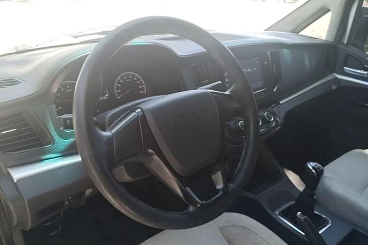 Used FORTHING Lingzhi 2023 M5L 1.6L Base Model 7 Seats Center Console