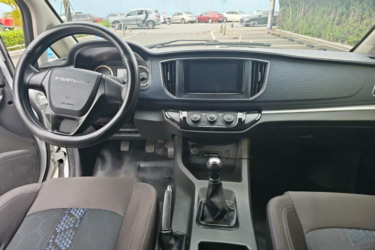 Used FORTHING Lingzhi 2023 M5L 1.6L Comfort 9-Seater Center Console