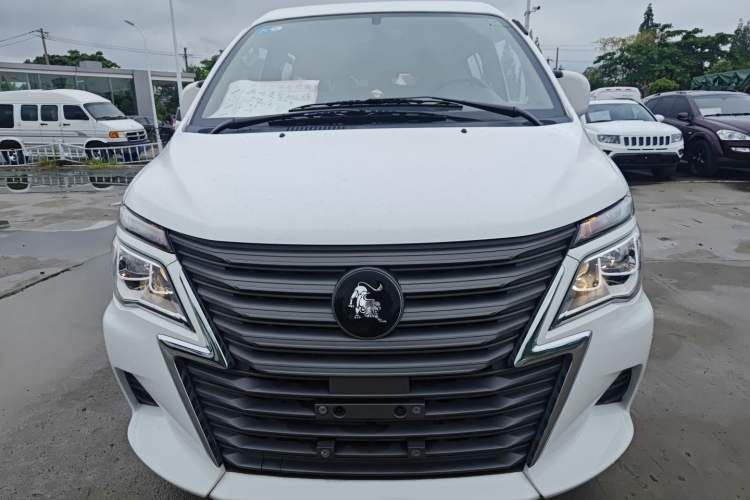 Used FORTHING Lingzhi 2023 M5L 1.6L Base Model 7 Seats Front