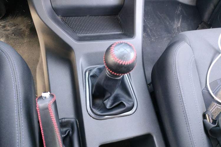 Used FORTHING Lingzhi 2023 M5L 1.6L Comfort 9-Seater Gear Lever