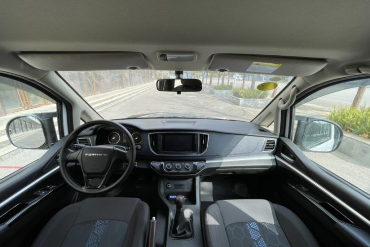 Used FORTHING Lingzhi 2023 M5L 1.6L Comfort 9-Seater Interior 3