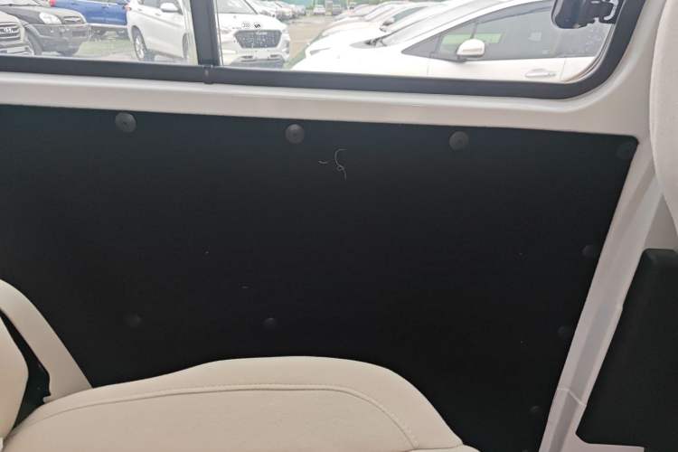 Used FORTHING Lingzhi 2023 M5L 1.6L Base Model 7 Seats Left Rear Door Interior