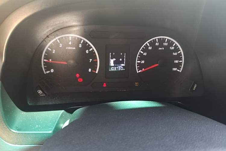 Used FORTHING Lingzhi 2023 M5L 1.6L Base Model 7 Seats Odometer Close Up