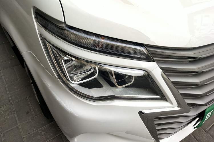 Used FORTHING Lingzhi 2023 M5 1.6L Practical Model 5 Seats Right Front Headlight