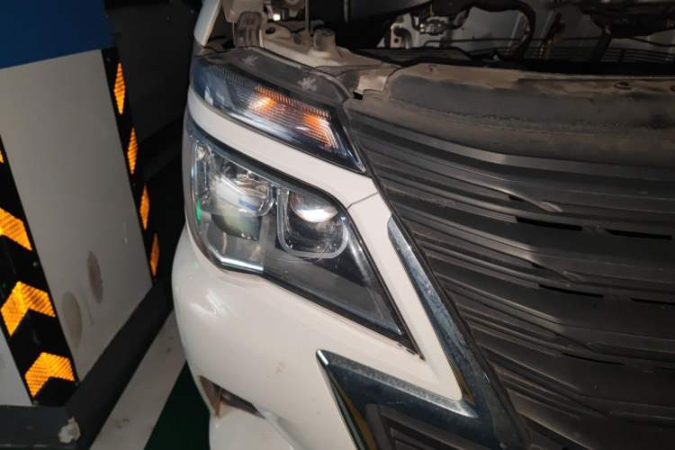 Used FORTHING Lingzhi 2023 M5L 1.6L Commercial Version 7 Seats Right Front Headlight