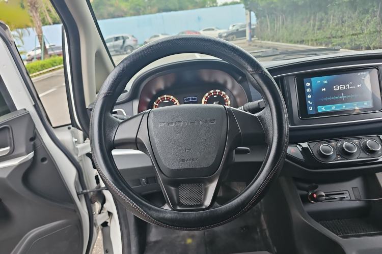 Used FORTHING Lingzhi 2023 M5L 1.6L Comfort 9-Seater Steering Wheel