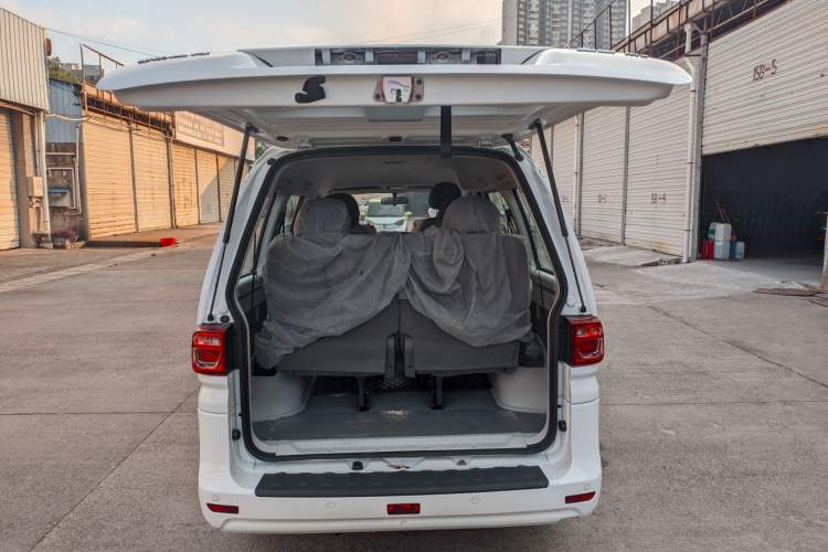 Used FORTHING Lingzhi 2023 M5 1.6L Comfort Edition 7-Seater Trunk