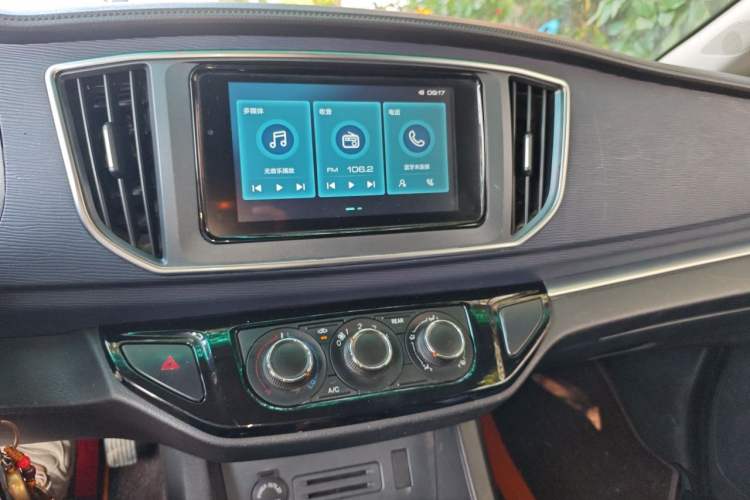 Used FORTHING Lingzhi 2023 M5 1.6L Comfort Edition 7-Seater Audio And AC Panel