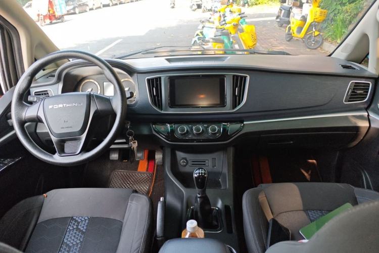 Used FORTHING Lingzhi 2023 M5 1.6L Comfort Edition 7-Seater Center Console