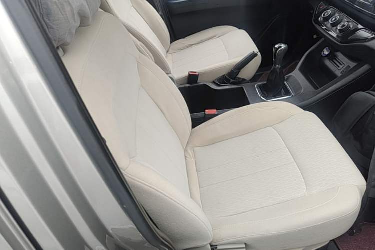 Used FORTHING Lingzhi 2023 M5L 1.6L Base Model 7 Seats Right Front Seat