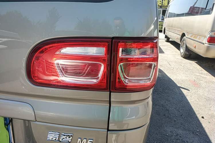 Used FORTHING Lingzhi 2023 M5 1.6L Practical Model 5 Seats Right Rear Taillight