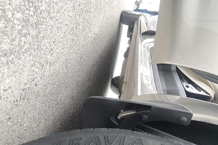 Used FORTHING Lingzhi 2023 M5L 1.6L Base Model 7 Seats Right Side Sill