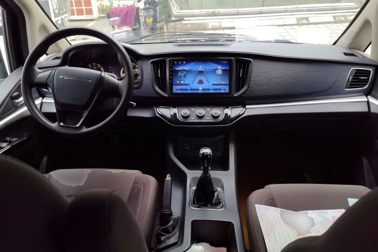 Used FORTHING Lingzhi 2024 M5L 1.5T Manual Comfort 9-Seater Center Console