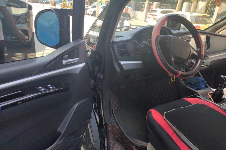 Used FORTHING Lingzhi 2024 M5L 1.5T Manual Comfort 7-Seater Driver Seat