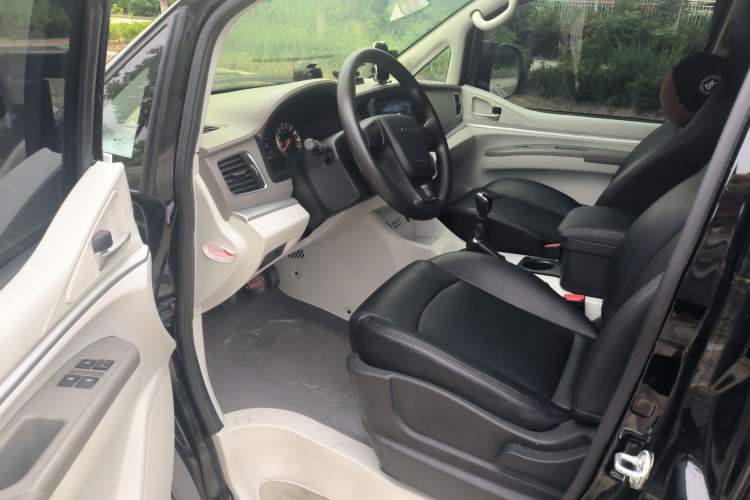 Used FORTHING Lingzhi 2024 M5L 1.5T Manual Comfort 7-Seater Interior 1