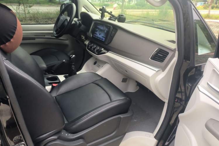 Used FORTHING Lingzhi 2024 M5L 1.5T Manual Comfort 7-Seater Interior 2