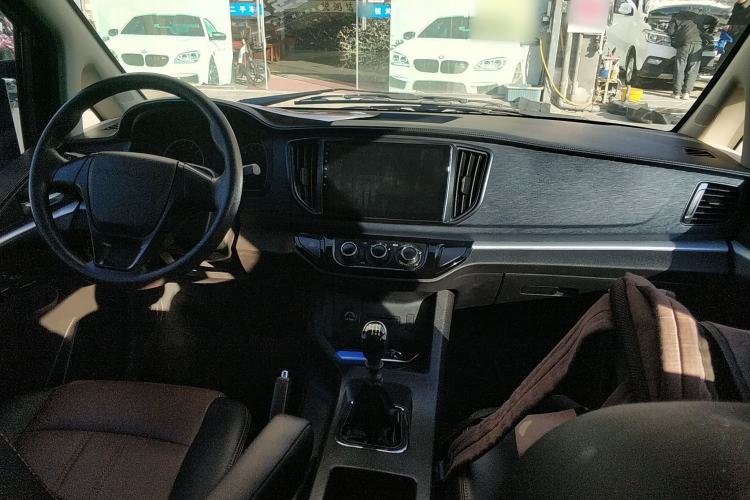 Used FORTHING Lingzhi 2024 M5L 1.5T Manual Base Model 7 Seats Interior 2