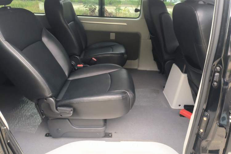 Used FORTHING Lingzhi 2024 M5L 1.5T Manual Comfort 7-Seater Interior 3