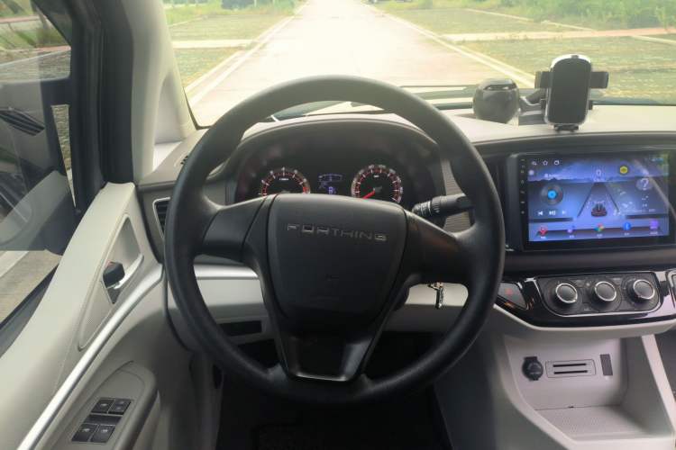 Used FORTHING Lingzhi 2024 M5L 1.5T Manual Comfort 7-Seater Interior 5