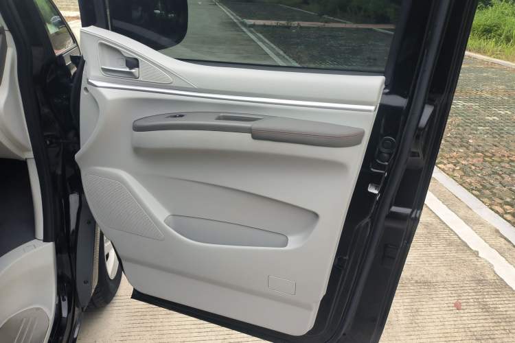 Used FORTHING Lingzhi 2024 M5L 1.5T Manual Comfort 7-Seater Interior 8