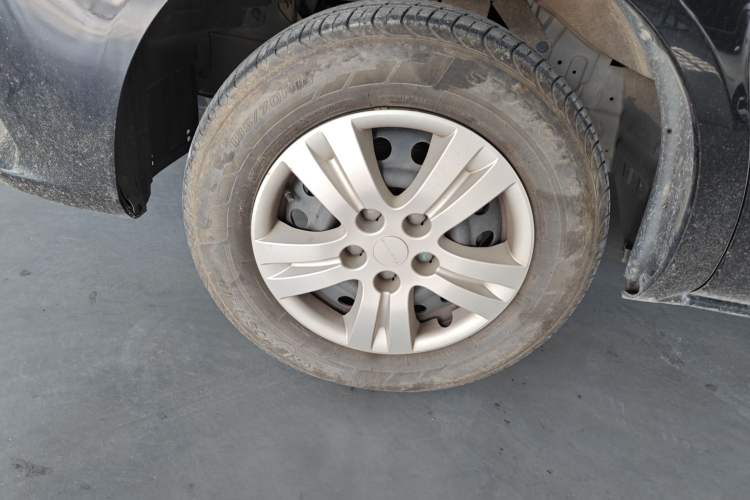 Used FORTHING Lingzhi 2024 M5L 1.5T Manual Comfort 7-Seater Left Front Wheel Hub
