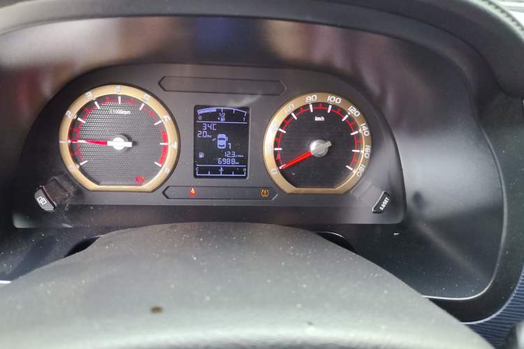 Used FORTHING Lingzhi 2024 M5L 1.5T Manual Comfort 9-Seater Odometer Close Up