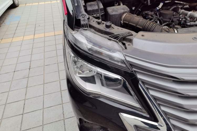 Used FORTHING Lingzhi 2024 M5L 1.5T Manual Comfort 9-Seater Right Front Headlight