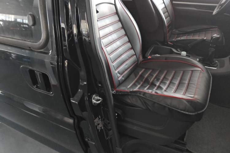 Used FORTHING Lingzhi 2024 M5L 1.5T Manual Comfort 7-Seater Right Front Seat