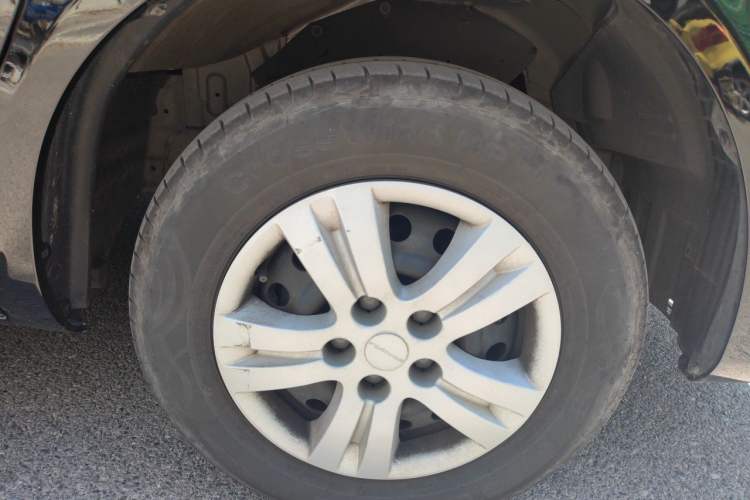 Used FORTHING Lingzhi 2024 M5L 1.5T Manual Comfort 7-Seater Right Front Wheel Hub