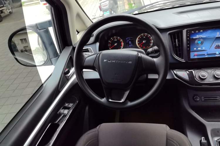 Used FORTHING Lingzhi 2024 M5L 1.5T Manual Comfort 9-Seater Steering Wheel