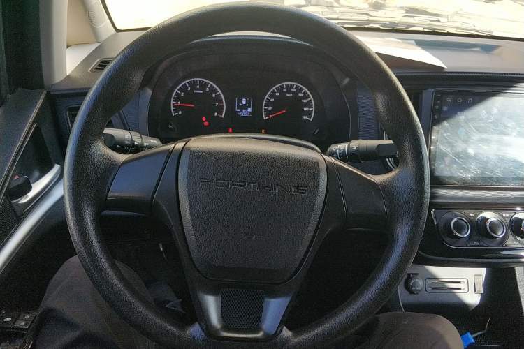 Used FORTHING Lingzhi 2024 M5L 1.5T Manual Base Model 7 Seats Steering Wheel