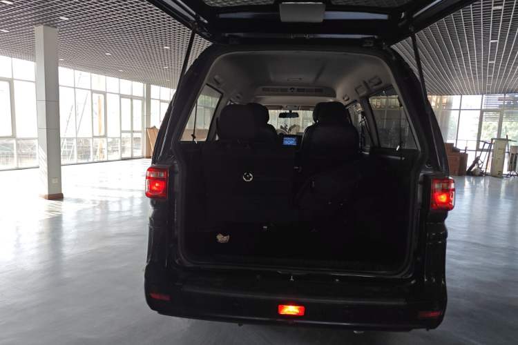 Used FORTHING Lingzhi 2024 M5L 1.5T Manual Comfort 7-Seater Trunk