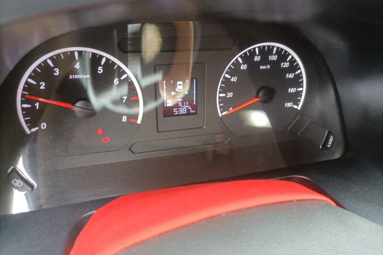 Used FORTHING Lingzhi 2024 M5L 1.5T Manual Base Model 7 Seats Odometer Close Up