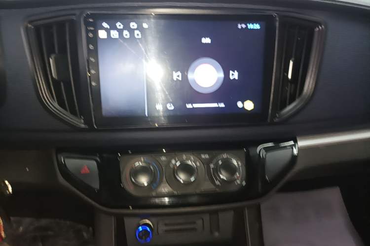 Used FORTHING Lingzhi 2024 M5L 1.5T Manual Comfort 7-Seater Audio And AC Panel