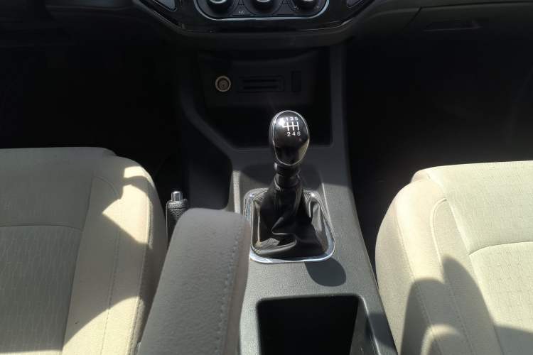 Used FORTHING Lingzhi 2024 M5L 1.5T Manual Base Model 7 Seats Gear Lever