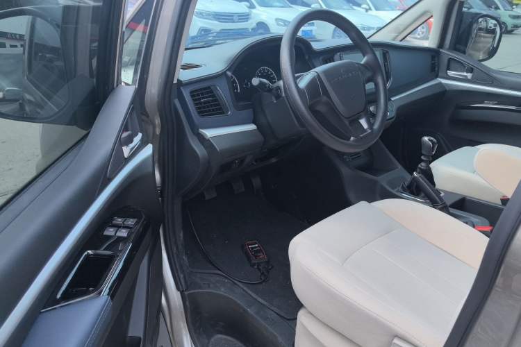 Used FORTHING Lingzhi 2024 M5L 1.5T Manual Base Model 7 Seats Interior 3