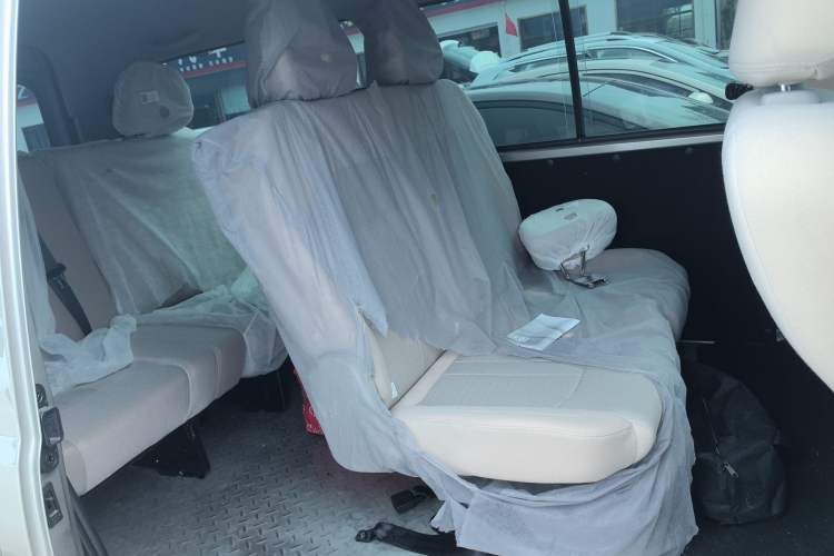 Used FORTHING Lingzhi 2024 M5L 1.5T Manual Base Model 7 Seats Interior 4