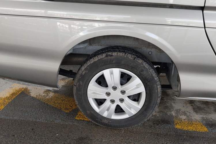 Used FORTHING Lingzhi 2024 M5L 1.5T Manual Comfort 7-Seater Right Rear Wheel Hub