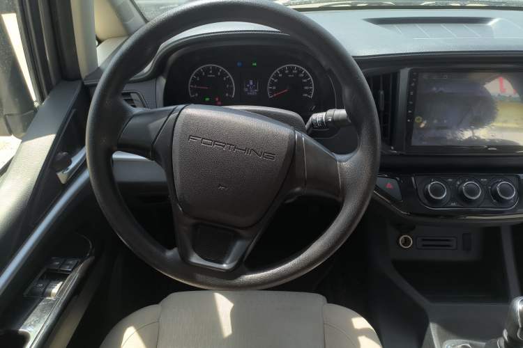 Used FORTHING Lingzhi 2024 M5L 1.5T Manual Base Model 7 Seats Steering Wheel