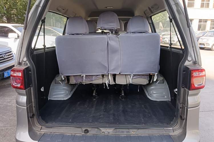 Used FORTHING Lingzhi 2024 M5L 1.5T Manual Base Model 7 Seats Trunk