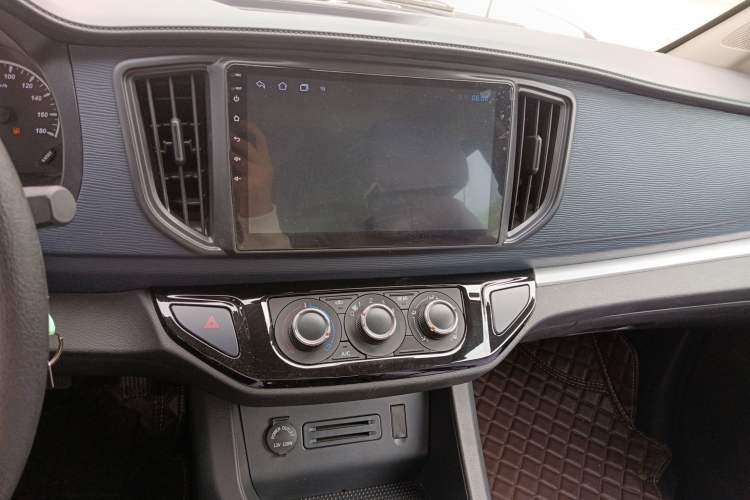 Used FORTHING Lingzhi 2024 M5L 1.5T Manual Base Model 7 Seats Audio And AC Panel