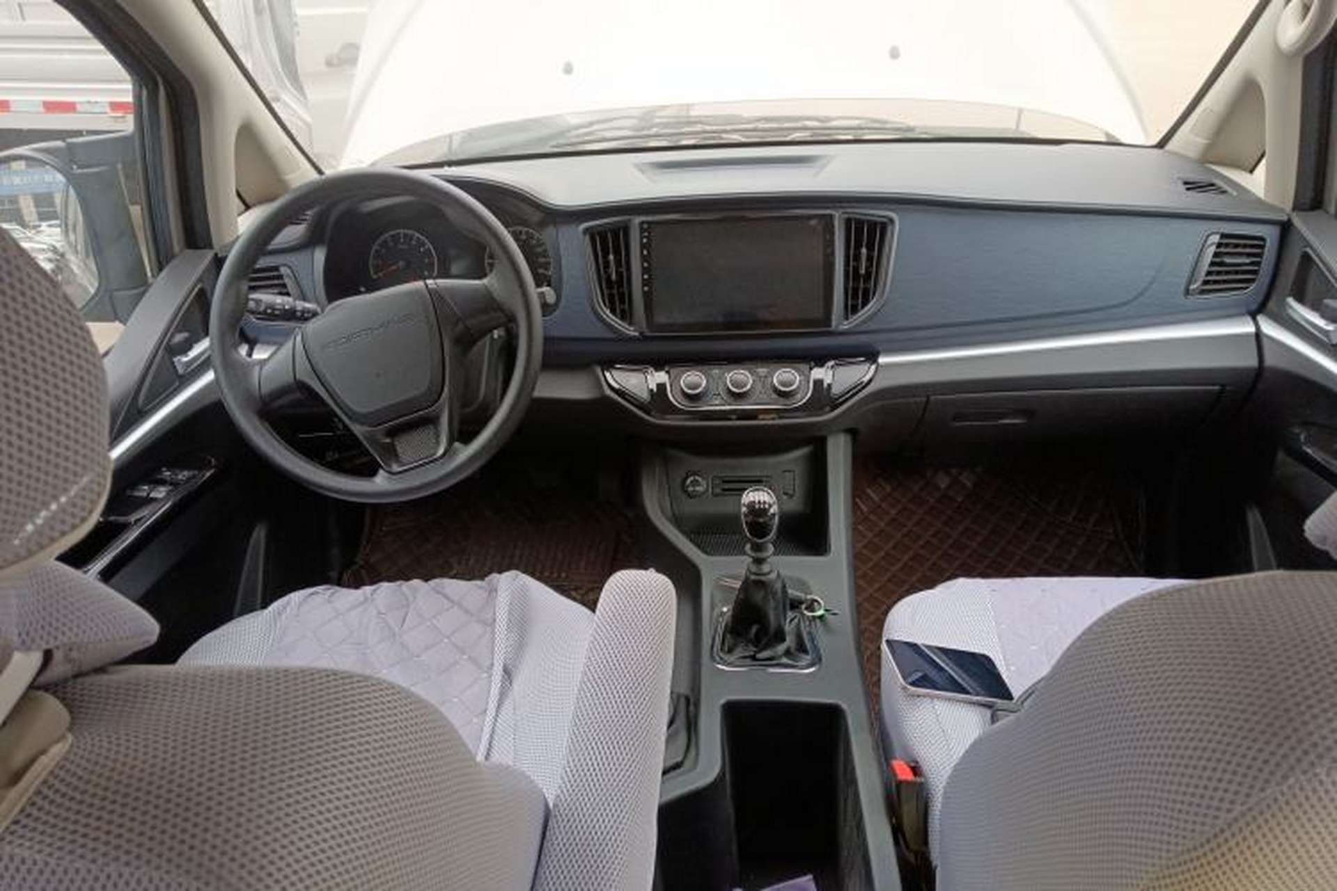 Used FORTHING Lingzhi 2024 M5L 1.5T Manual Base Model 7 Seats Center Console