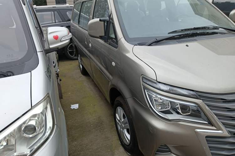 Used FORTHING Lingzhi 2024 M5L 1.5T Manual Base Model 7 Seats Front Right 45 Deg