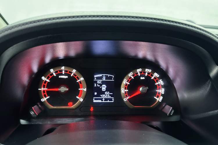 Used FORTHING Lingzhi 2024 M5L 1.5T Manual Comfort 7-Seater Odometer Close Up