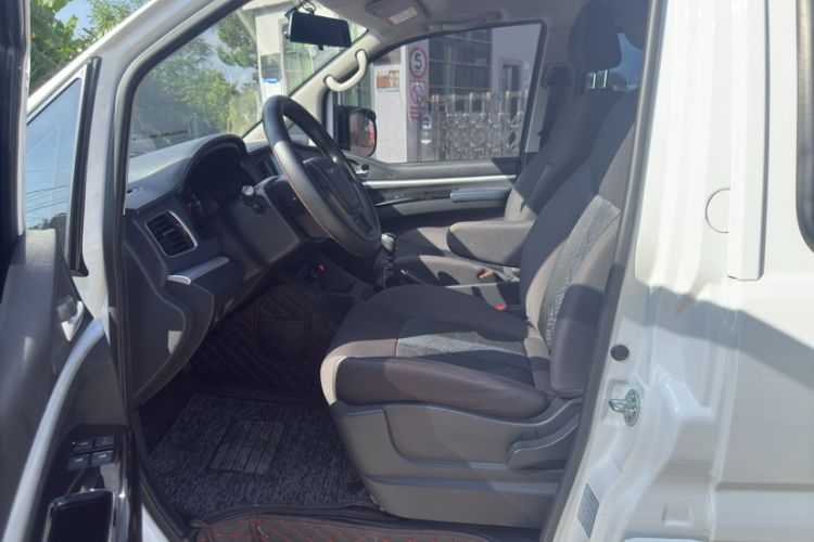 Used FORTHING Lingzhi 2024 M5L 1.5T Manual Comfort 7-Seater Interior 1