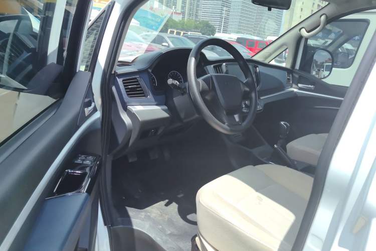 Used FORTHING Lingzhi 2024 M5L 1.5T Manual Base Model 7 Seats Interior 2